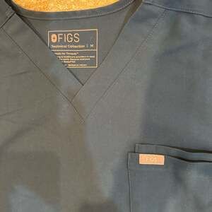 Figs Leon V-Neck One-Pocket Scrub Top in Navy Blue Size Medium